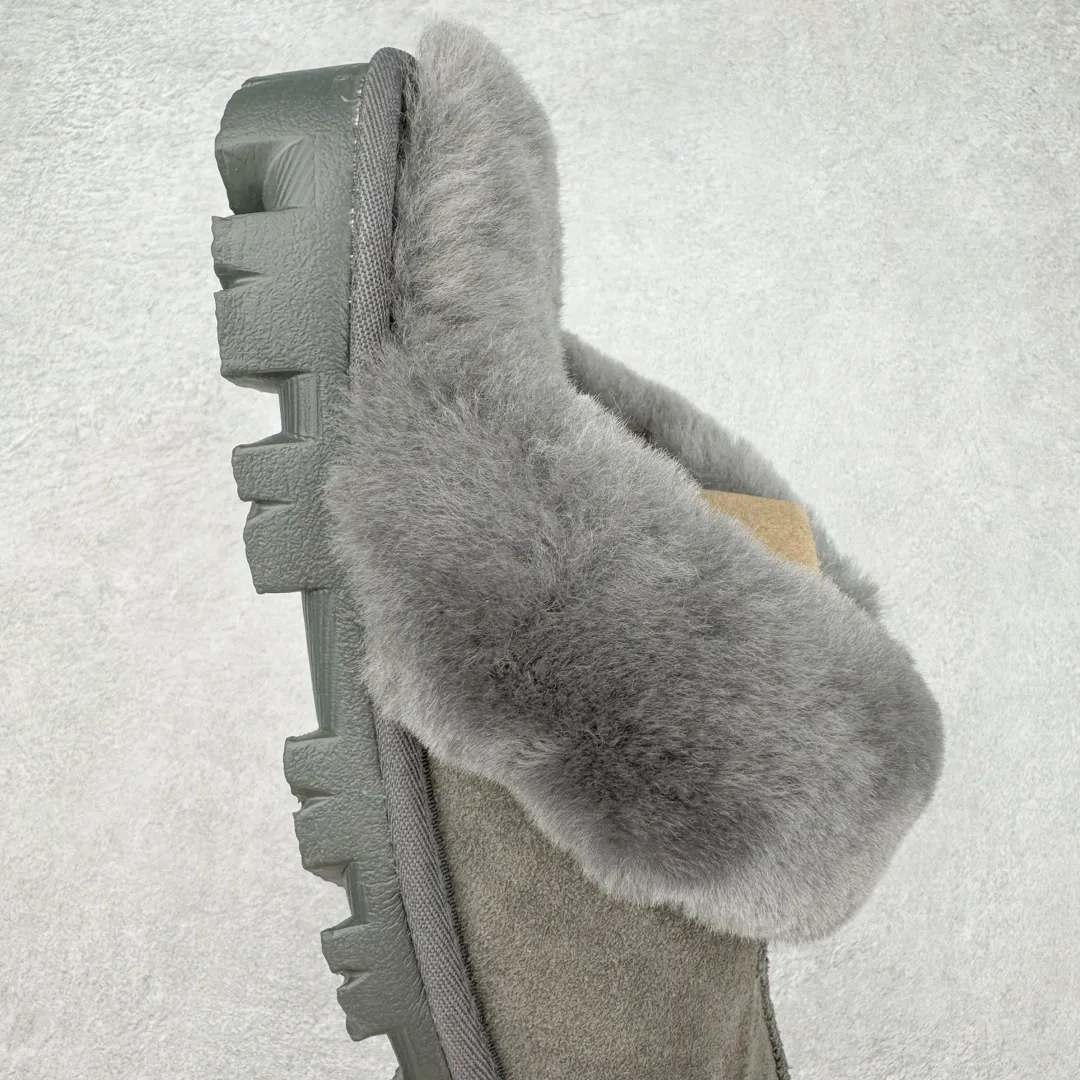 Pick up locally 💰440 UGG 5125 Star drag autumn and winter sheep fur integrated snow boots. All shoes are made of ZP. Longfeng A-grade Australian imported sheep fur integrated brand OEM production line. Fully follow the ZP process. OEM original pattern maker. Adhering to the principle of no original shoe development and selection. Pay attention to every detail. The most authentic version on the market. TREADLITE "light wing" technology outsole. Lightweight/durable/flexible/pile size: 35 36 37 38 39 40 Coding: by2936040